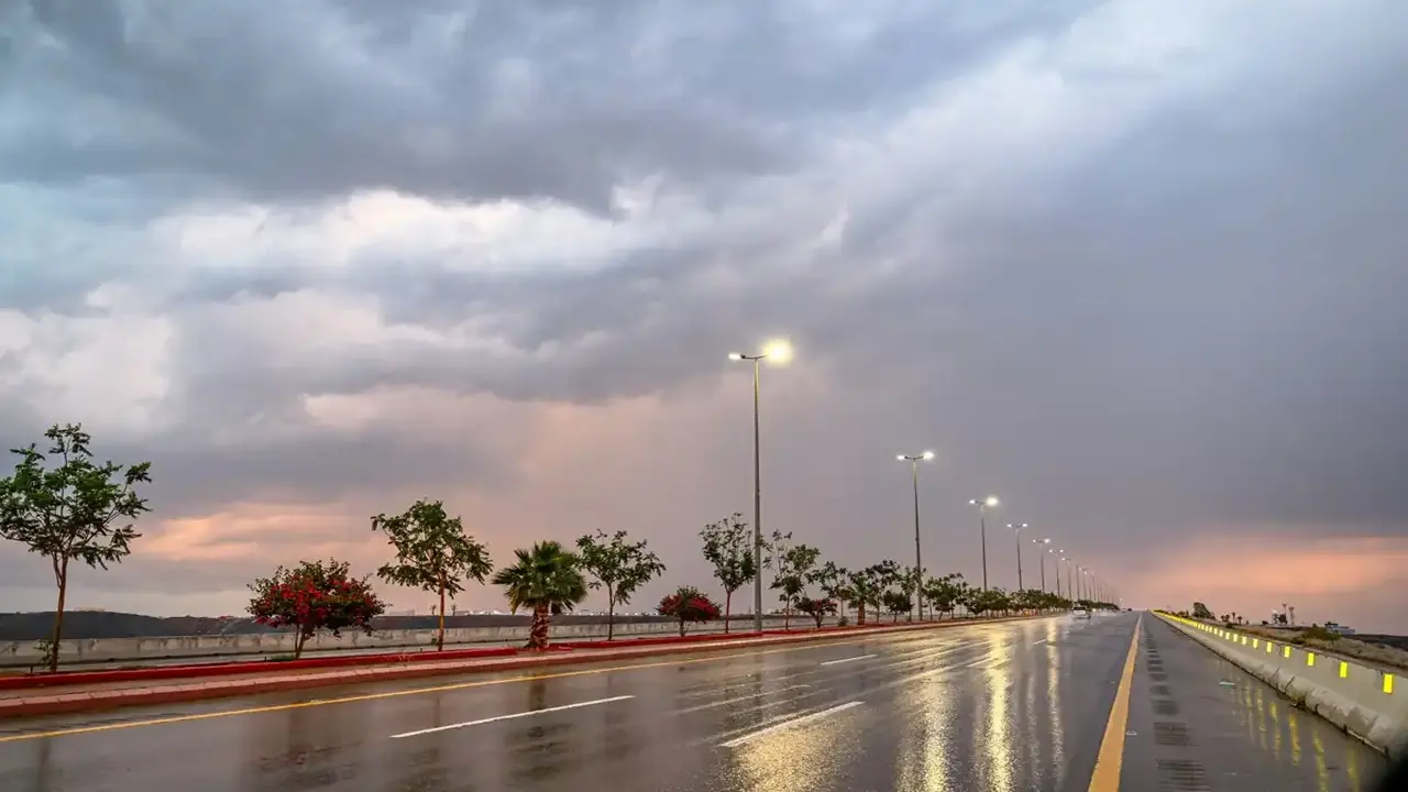 عاصفة رعدية تلازم المملكة وتحذيرات من الأرصاد للمناطق المتضررة